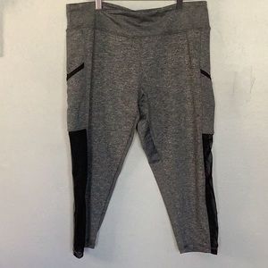 3/4 gray/black leggings